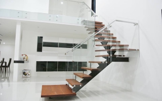 Cầu thang xương cá kính nhà phố hẹp tại Đống Đa Hà Nội